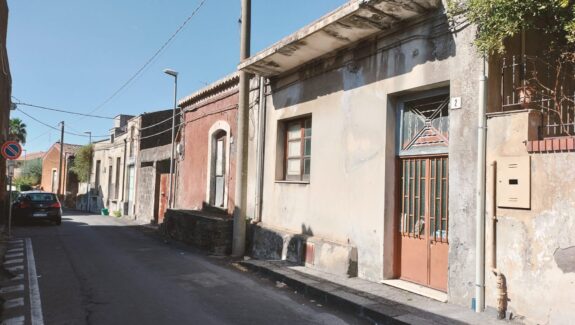 Casa terrana con corte pertinenziale in vendita a San Giovanni la Punta